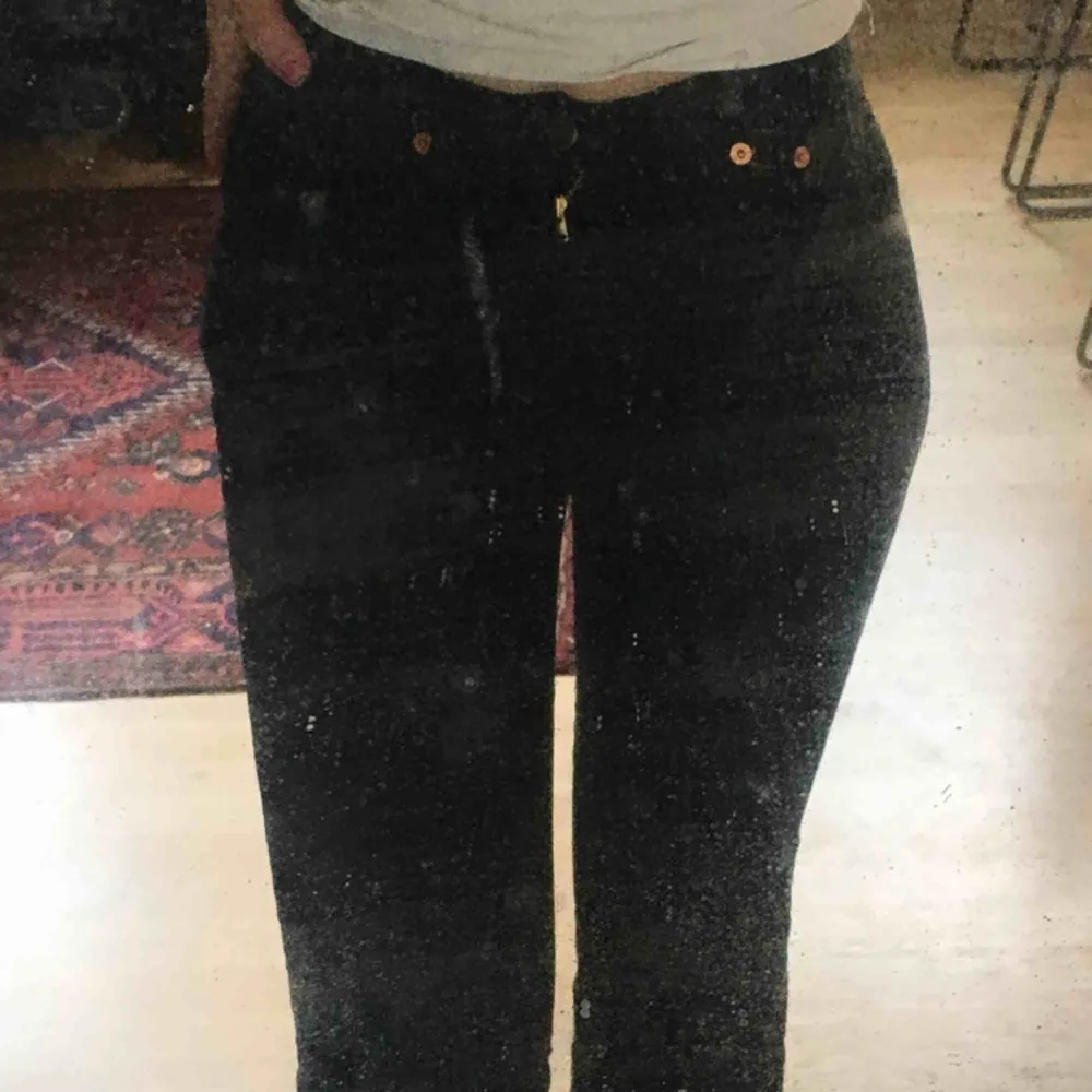 Skit snygga Levis bootcut jeans! Dem är bra längd för mig och jag är 164. Dem är trasiga på ett ställe(3:e bild) men annars i bra skick💕. Jeans & Byxor.