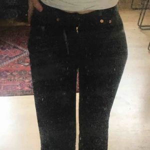 Manchester byxa - Skit snygga Levis bootcut jeans! Dem är bra längd för mig och jag är 164. Dem är trasiga på ett ställe(3:e bild) men annars i bra skick💕