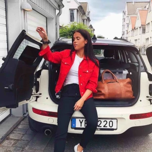  - Röd Jeansjacka! Endast använd 2 gånger. Frakt tillkommer