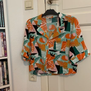  - Tunn skjorta av polyester från Monki, knappt använd! 90kr  inklusive frakt! ✨