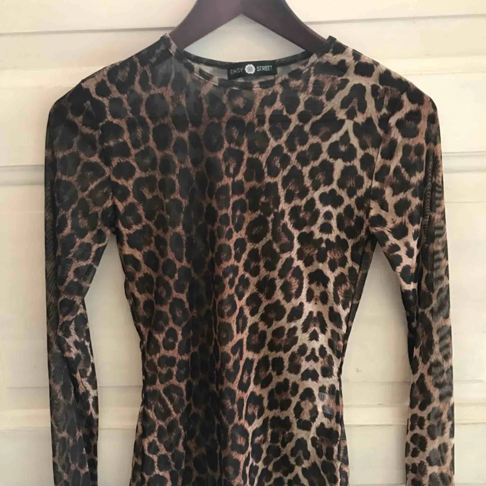 Fin mesh tröja i leopard mönster. Frakt 18kr. Toppar.