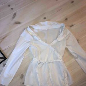  - Off shoulder skjorta från Zara, supersnygg. Säljes på grund av för liten. Köpare står för frakt