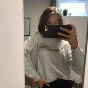  - Snygg mysig tröja, använd en gång, bra skick. Köpare står för frakt