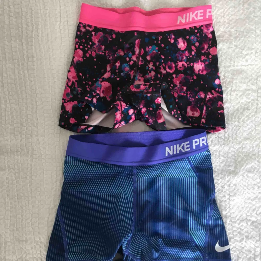Två par färgglada tränings-shorts från nike, använda men i bra skick❤️ köp ett par för 50 eller två för 60. Övrigt.