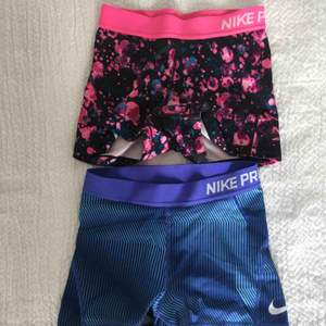 Två par färgglada tränings-shorts från nike, använda men i bra skick❤️ köp ett par för 50 eller två för 60