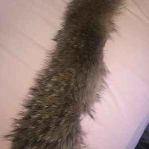  - Jättefin pälskrage från hollies, går att fästa på jacka❤️