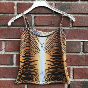  - Säljer detta balla linnet med tigermönster!