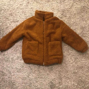  - Teddy jacka från shein, super mjuk och varm. Tyvärr var den för stor där mig så det är därför jag säljer. Köparen betalar för frakt.