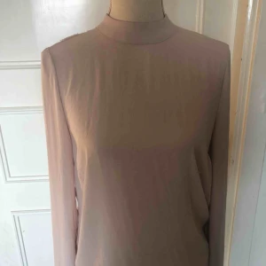  - ljusrosa blus med öppen rygg från gina tricot. Mycket bra skick. Betalning sker via swish.  Pris: 75kr (möts upp i örebro) eller 120kr vid frakt 