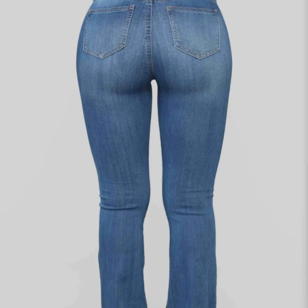 Aldrig använda blåa fashion Nova bootcut jeans. Passar mig som är cirka 167cm lång och normal stor.  Fick hem dom idag. Får med rabatt kod till fashion Nova. Köparen står för frakten (42kr).. Jeans & Byxor.