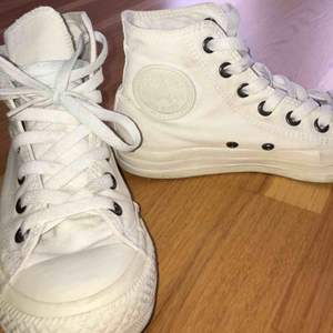 Sjukt snygga vita Converse (äkta) i jätte bra skick och själva tyget på skon är fortfarande väldigt vitt.  Bara kanten där nere på skon har lite svarta märken 