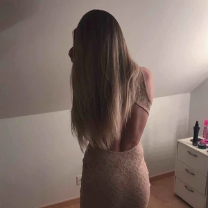  - Tajt klänning med öppen rygg ifrån Nelly.com. Knappt använd. 