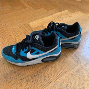  - Nike skor i blå färg! Kan mötas upp i Stockholm, kan frakta också men köpare står för frakt :) 