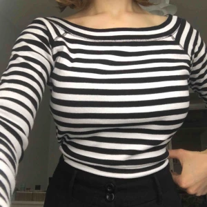  - Superfin, mjuk och skön tröja från Gina Tricot som går längs axelns kant ungefär. Inte mycket använd så jättefint skick! Kan mötas upp i Stockholm eller skicka mot fraktkostnad