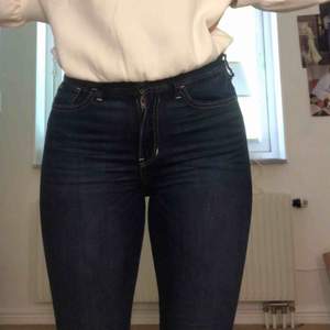 Snygga mörkblåa Hollister jeans i modellen Super skinny highwaist. Använda ca. 4 gånger. Inköpspris. 500kr. Säljer jeansen då de är dör små för mig. Jag är 174 lång och dessa är inte för korta på mig. Köparen står för frakten