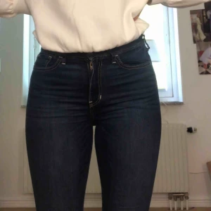  - Snygga mörkblåa Hollister jeans i modellen Super skinny highwaist. Använda ca. 4 gånger. Inköpspris. 500kr. Säljer jeansen då de är dör små för mig. Jag är 174 lång och dessa är inte för korta på mig. Köparen står för frakten