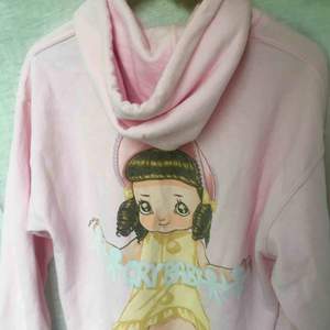 Melanie martinez hoodie (merch) från några år tillbaka (2016/2017?), det står Crybaby på framsidan och på baksidan är det en illustration (tryck)! Köpt från Melanies hemsida. Frakt tillkommer men annars möts jag i Stockholm! 