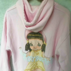  - Melanie martinez hoodie (merch) från några år tillbaka (2016/2017?), det står Crybaby på framsidan och på baksidan är det en illustration (tryck)! Köpt från Melanies hemsida. Frakt tillkommer men annars möts jag i Stockholm! 