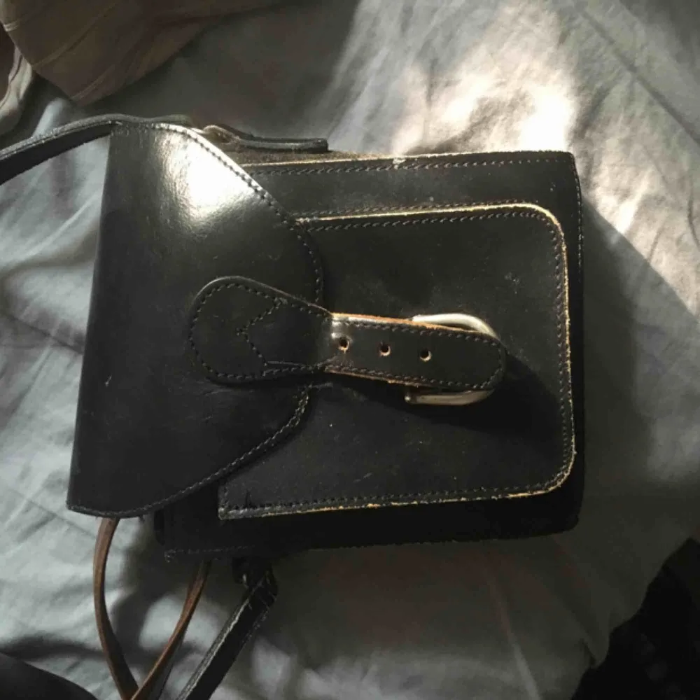 Skitsnygg svart secondhand sidebag som inte kommer till använding, frakt tillkommer :) <3333. Väskor.
