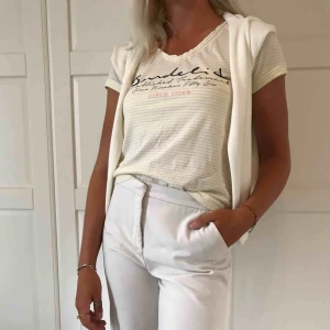  - Gul/vitrandig figursydd tisha i bomull. Snålt använd. Frakt 36kr✨