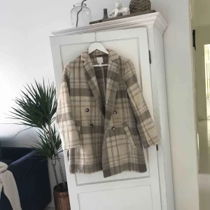  - En kappa från hm, använd två gånger. Storlek 38 men passar även 36. Möts upp i Stockholm annars tillkommer frakt. Pris kan diskuteras! 