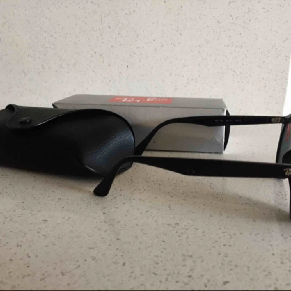Äkta Ray-Ban solglasögon i modell RB2180, svarta med mörkt glas. Ord pris 1140 (Rayban). Knappt använda och i perfekt skick.. Accessoarer.