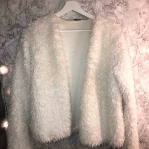  - Snygg vit jack/kofta från ginatricot! Möts upp i Linköping annars står köparen för frakt ❤️