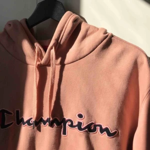  - Beige/rosa champion hoodie, storlek M. Nästan oanvänd. Skick 4,5/5. Nypris 500. Kan mötas upp i Sthlm annars ingår inte frakt.