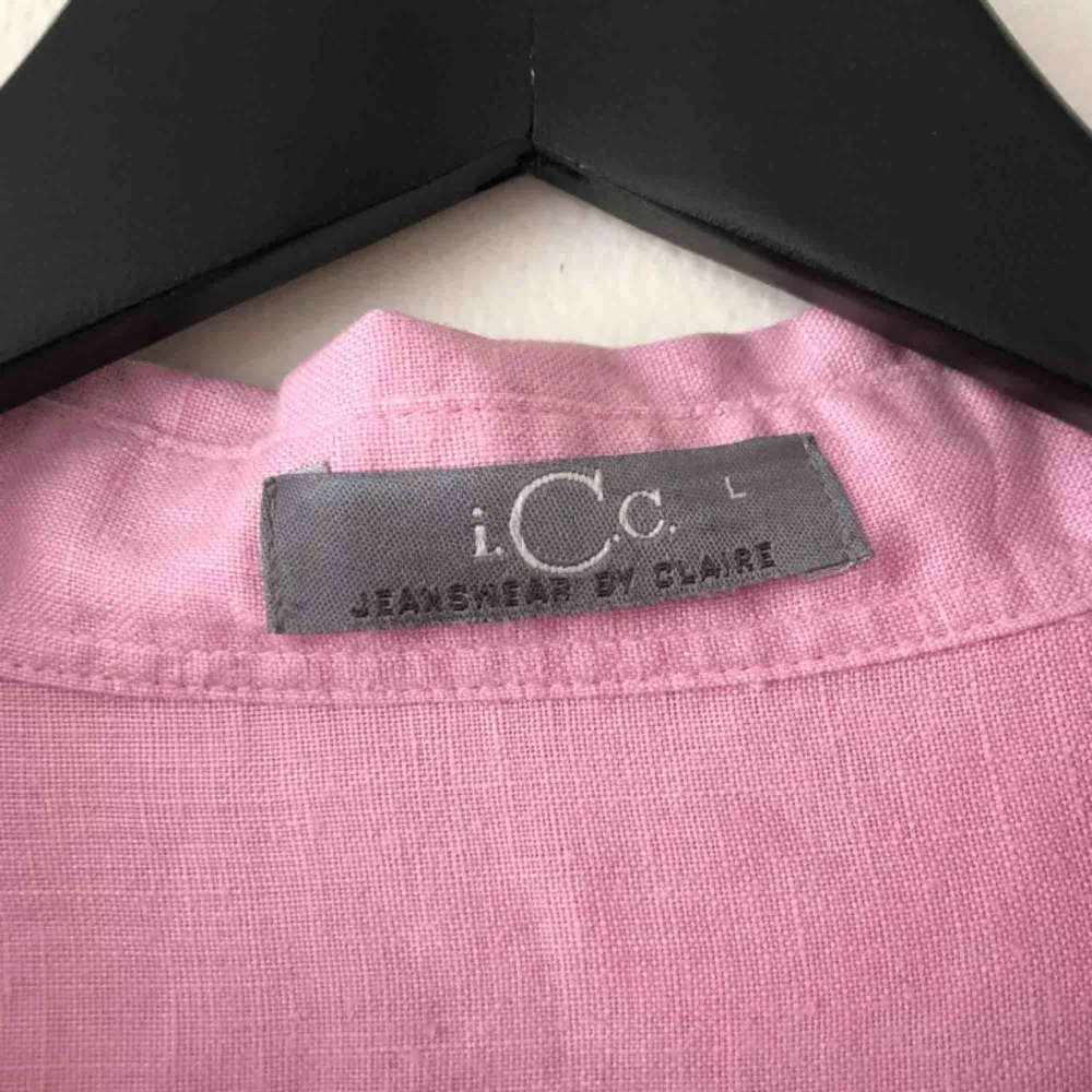 Rosa linneskjorta, superfint skick! Köparen står för frakt 40kr.. Skjortor.