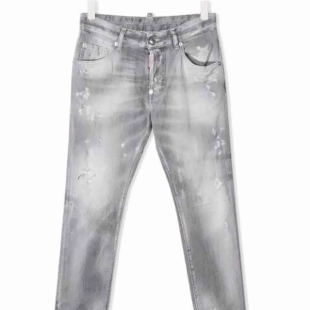 Äkta dsquared jeans. Köpta från farfetch. Barnstorlek 14Y men passar S till M i dam och S i herr.. Jeans & Byxor.