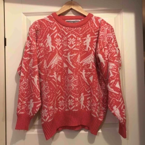  - Vintrig rosa stickad tröja. Mer rosa i verkligheten än på bilden.  Står storlek L på lappen men är som en S.  Bra skick!