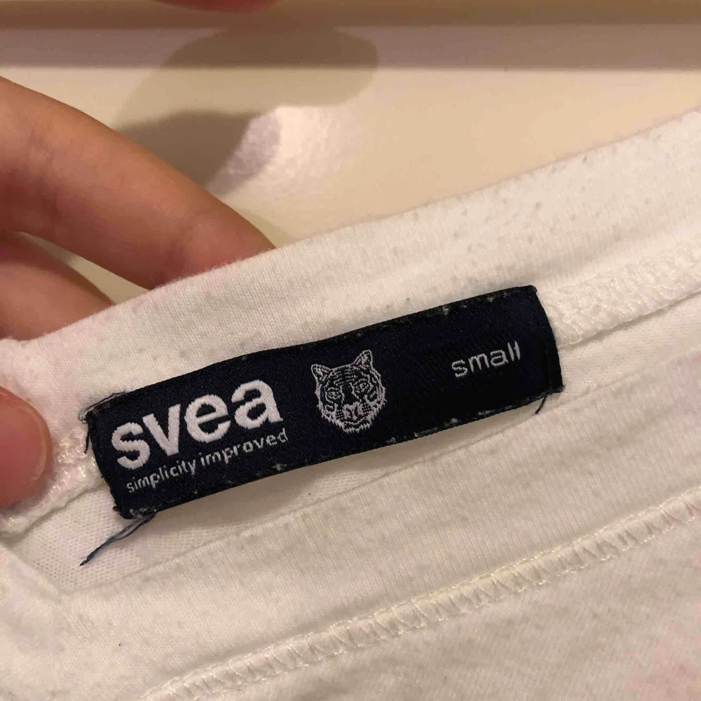 V-ringad vit t-shirt från Svea. Storlek S i normalt begagnat skick, lite nopprig.. T-shirts.