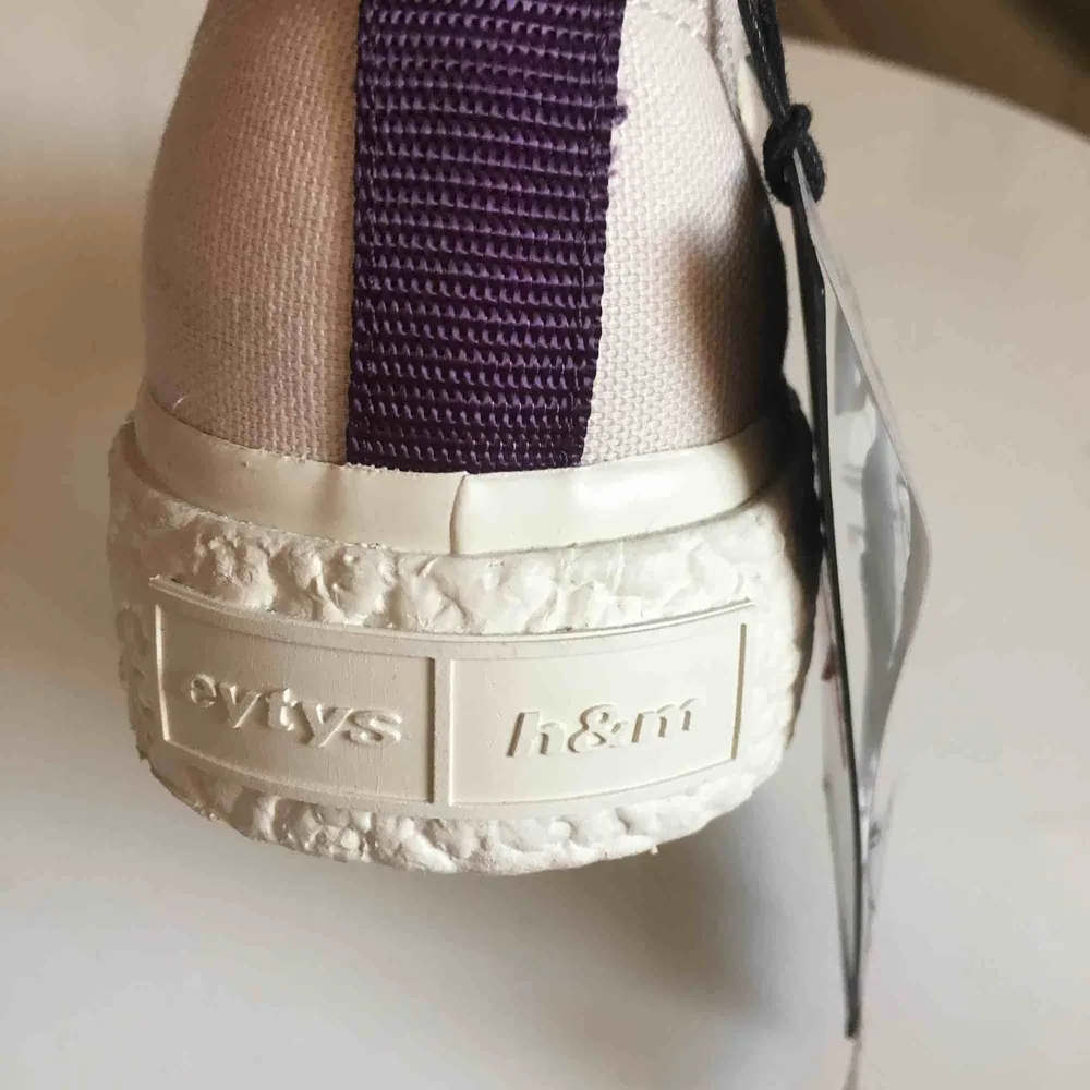 Hm’s collab med Eytys skor som säljes pågrund av köp av fel storlek. Skorna har aldrig använts utöver när de provades! Färgen är Rosa beige och skorna är i storlek 39 :). Skor.