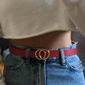  - Rött bältet från hm, kommer inte till användning längre. Postar gärna :)