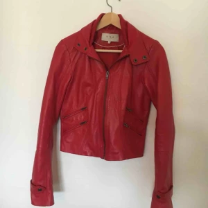  - Snygg, röd (äkta) skinnjacka, sparsamt använd! Liva upp garderobsfärgerna med den perfekta höstjackan (som också är bra för vår och sommar). Kan skickas för en fraktkostnad eller mötas upp i Uppsala. 