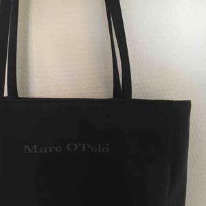 Supersnygg svart väska från Marc O’Polo! En tygväsk-modell i mer ordentligt material och med dragkedja för att stänga väskan så att inget trillar ut. Snygga smala axelband! Köpare står för frakt, kan även mötas upp i Uppsala. 