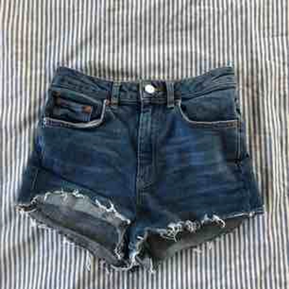 Avklippta mom jeans från Gina som jag slitit ut i kanterna, modellen är highwaisted!. Shorts.