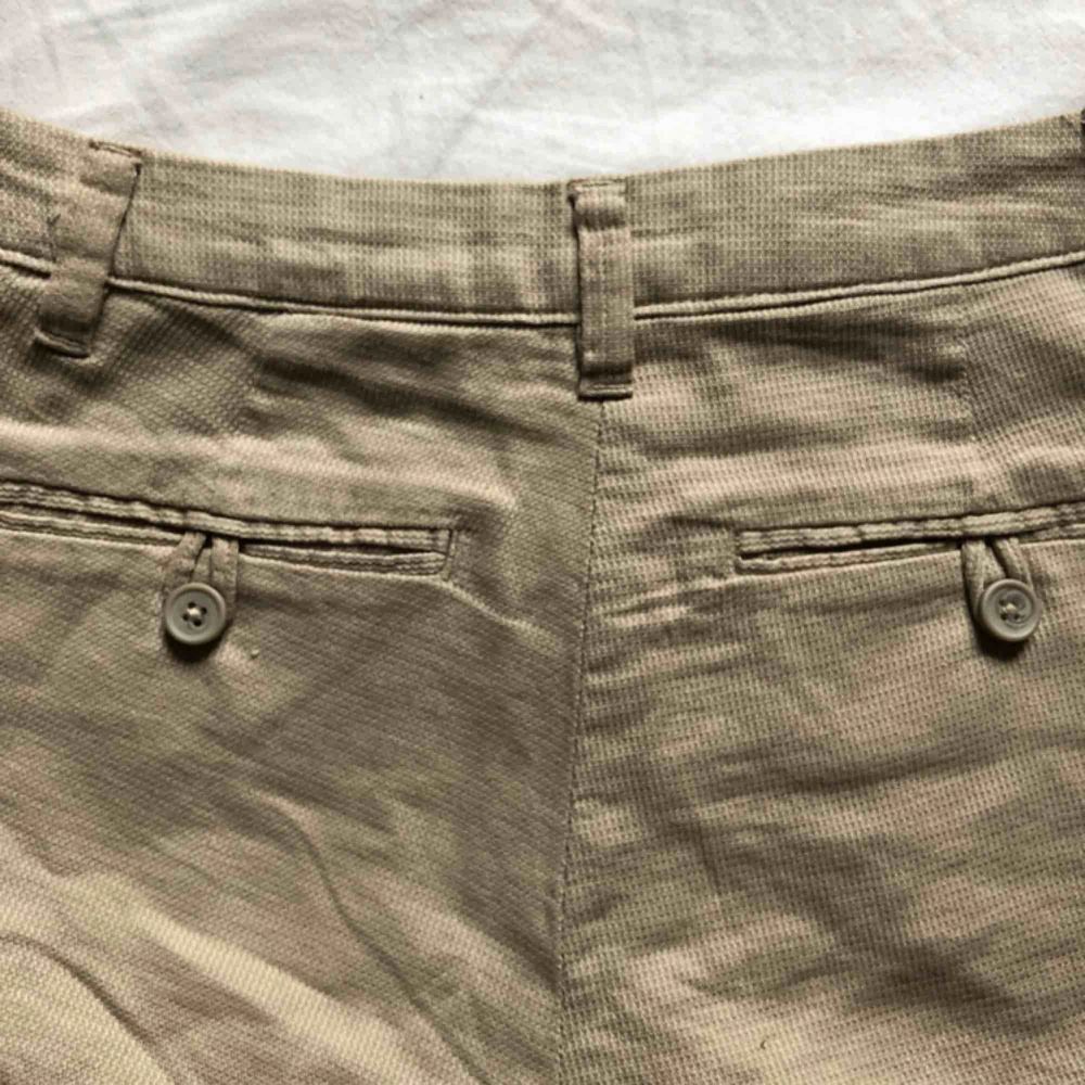 Beiga fina o sköna shorts från weekday💕 knappt använda så i mkt gott skick🥰 100kr inklusive frakt👍🏼👍🏼. Shorts.