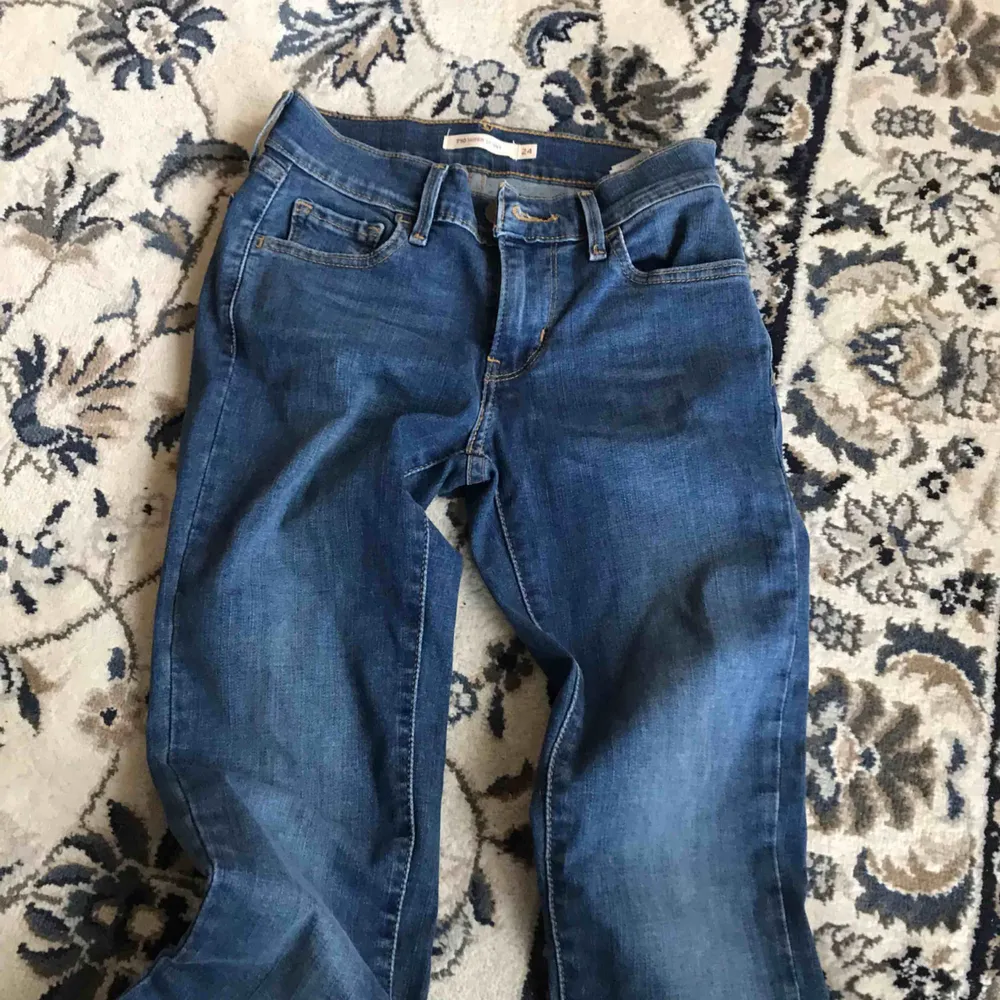 Säljer mina helt oanvända Levis jeans. Fick i present av pappa för några veckor sedan, men kan ej använda pågrund av för liten storlek. Kunde inte byta då kvittot hade  kommit bort. Som sagt helt nya. Nypris 999 SEK. Jag tar swish :). . Jeans & Byxor.