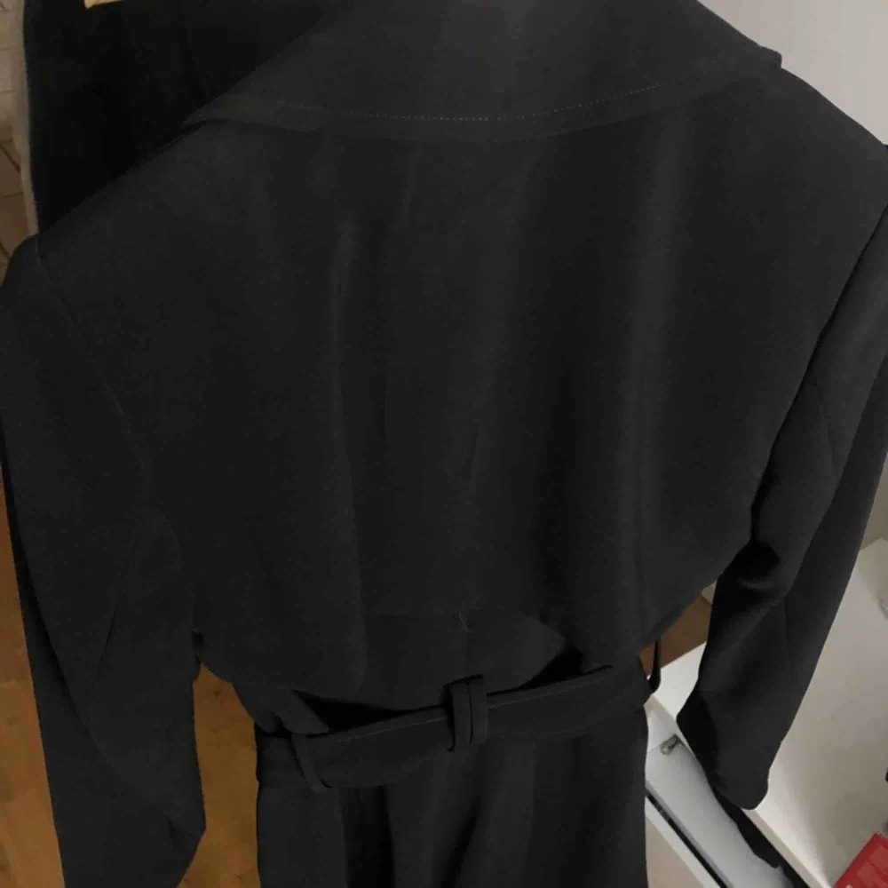 Fin svart kappa från H&M i storlek 34. Använd fåtal gånger. Köpare står för ev. frakt ✨. Jackor.