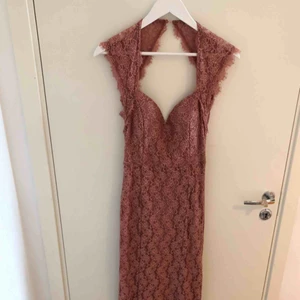  - Lång balklänning från Nelly, aldrig använd då jag hade på mig en annan klänning på balen. Den är öppen i ryggen! Köparen betalar frakten.