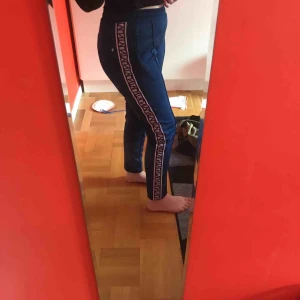  - Ett par blåa byxor med detaljer på sidorna. Fickor med dragkedja finns även. Aldrig använda och säljer för dem inte används Köparen står för frakt