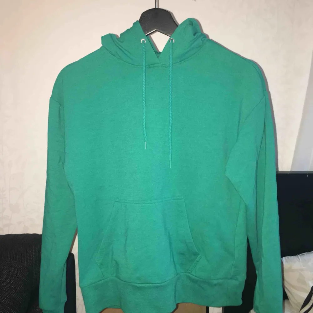 Grön hoodie från Carlings, andvänd 1 gång och har inga skador☺️frakt ingår i priset. Hoodies.