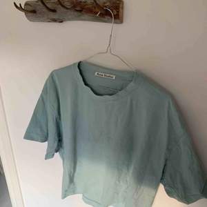 Säljer ljusblå T-shirt från Acne Studios. Använd en gång så som ny! Storlek small. Frakt 63 kr. 😊