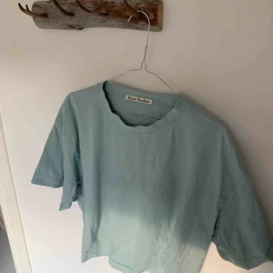  - Säljer ljusblå T-shirt från Acne Studios. Använd en gång så som ny! Storlek small. Frakt 63 kr. 😊