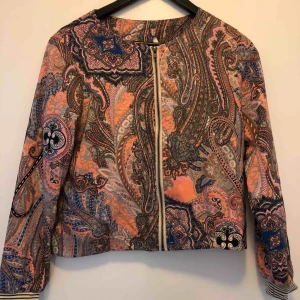  - Bomberjacka i siden m fint mönster 