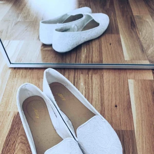  - Ballerinaskor i vit spets, anspända vid ett tillfälle! Priset är inkl. Frakt 🌤