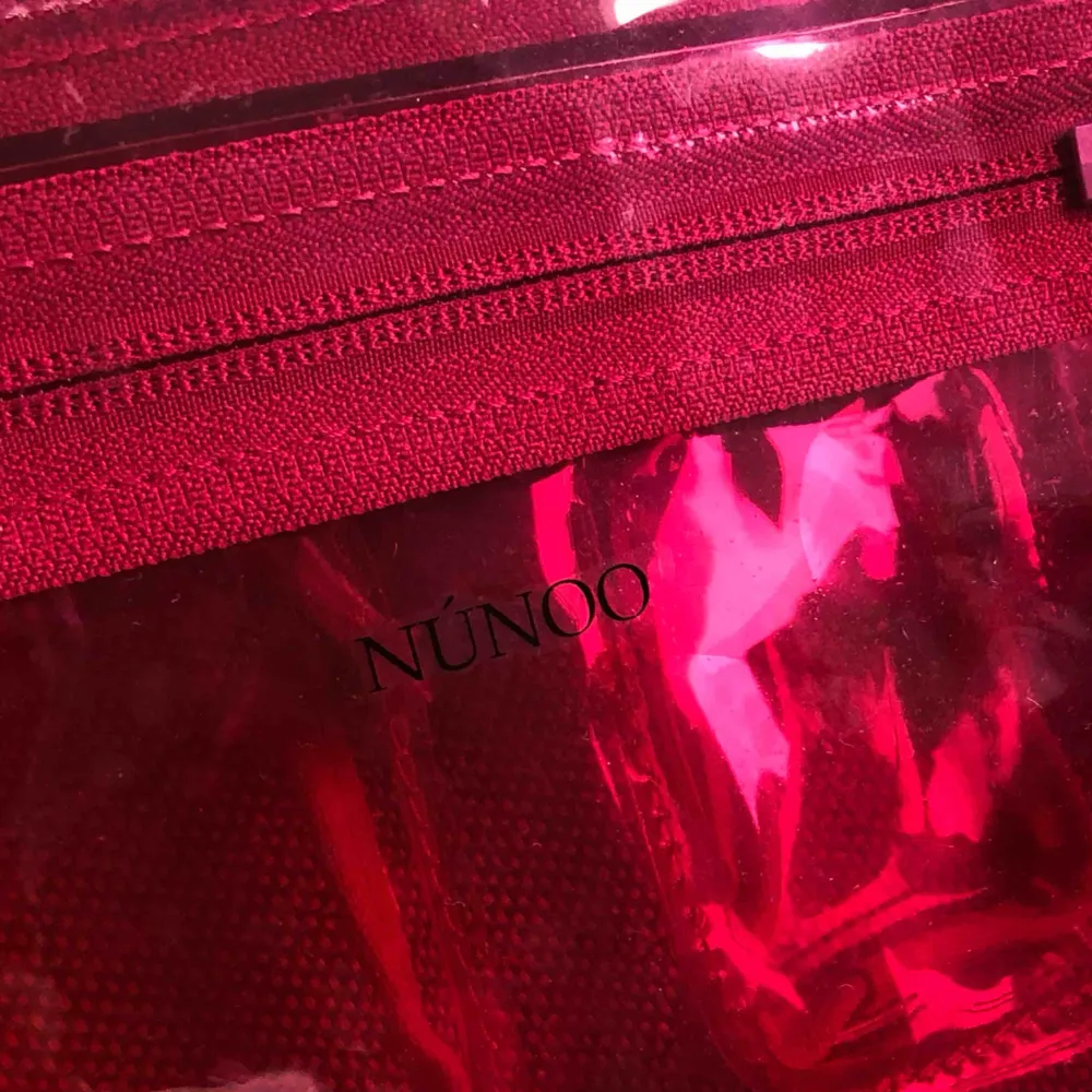 Helt oanvänd väska från Nùnoo, köpt från deras hemsida. Ordinarie pris 99 €. Stine transperant pink heter modellen. 450kr + 63kr i spårbar frakt ✉️. Väskor.