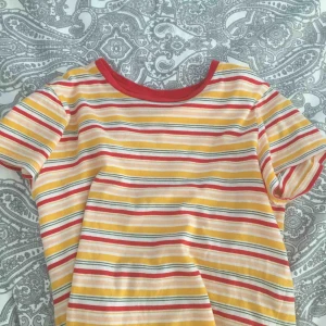  - ättefin brandy-melville inspirerad, randig tröja från weekday, nästan nyskick. säljer då den är lite lång, skulle passa XS-M jättebra beroende på hur tajt man vill ha den.