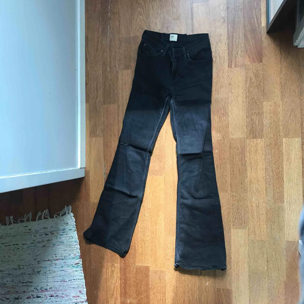 Bootcut Jeans från Lee. Storleken står inte men passar w.26-28. Jeans & Byxor.